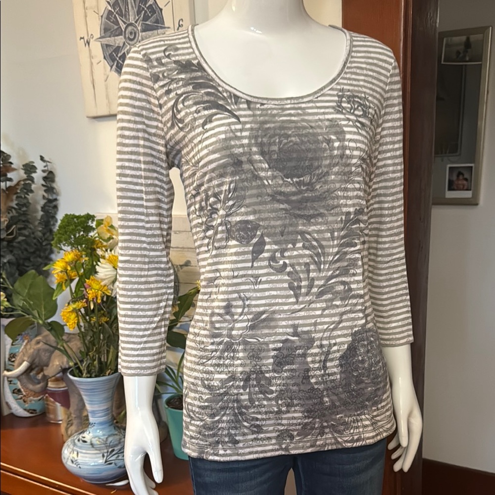 NWT northern reflections size small Striped Gray Floral Women's Top